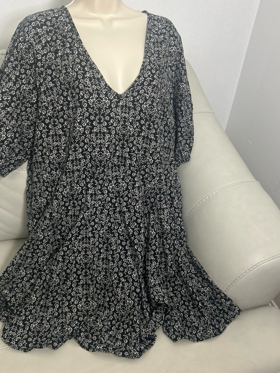 Universal Thread Dresses & Skirts - Universal Thread Black Floral V-Neck Mini Dress